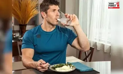 Health Tips: सावधान! खाने के तुरंत बाद पानी पीना आपके लिवर फंशन पर डालता है बुरा इफ़ेक्ट Health Tips: सावधान! खाने के तुरंत बाद पानी पीना आपके लिवर फंशन पर डालता है बुरा इफ़ेक्ट