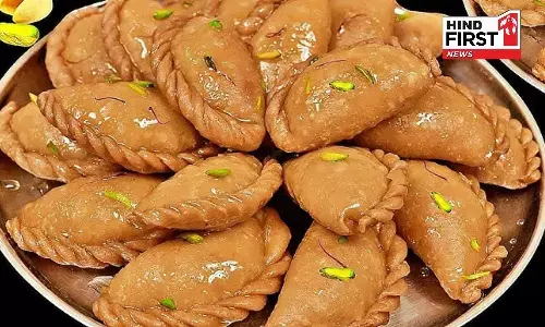 Holi Recipe: घर में इन आसान तरीकों से तैयार करें स्वादिष्ट मावा गुझिया, जानिए रेसिपी