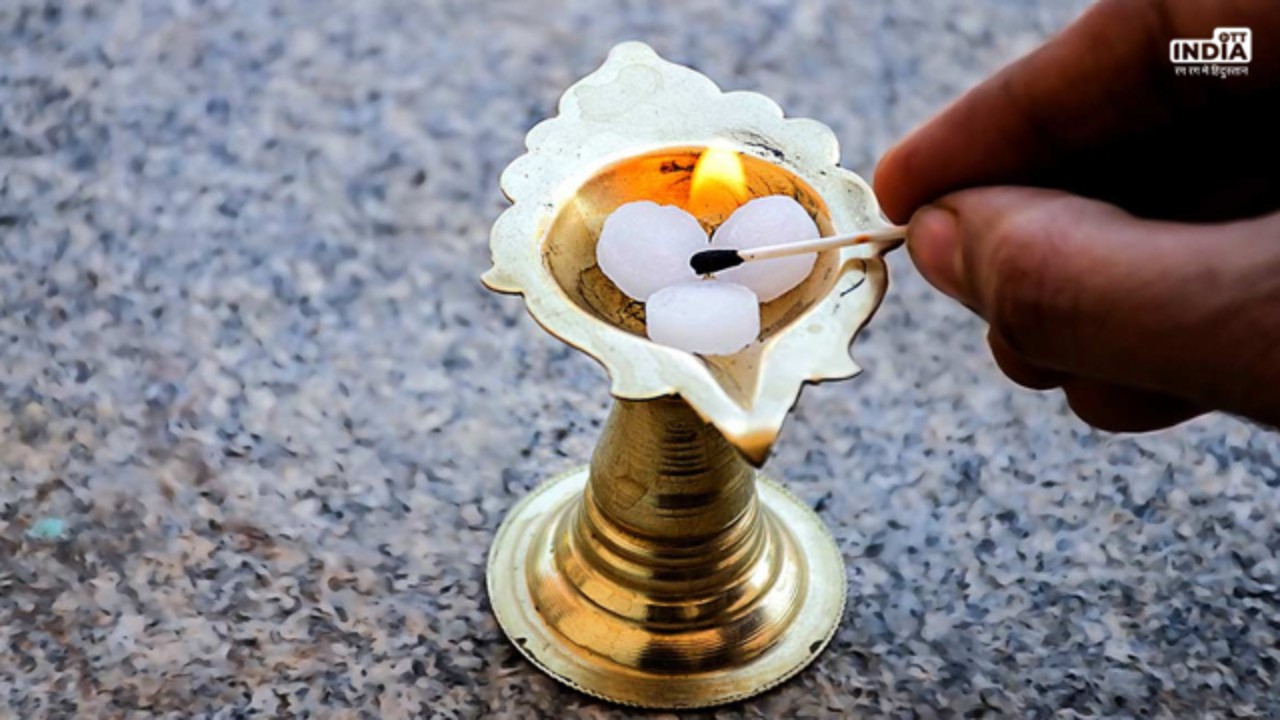 New Year 2024 Tips: नव वर्ष पर कपूर से करें ये उपाय, घर में होगा खुशियों का आगमन New Year 2024 Tips: नव वर्ष पर कपूर से करें ये उपाय, घर में होगा खुशियों का आगमन