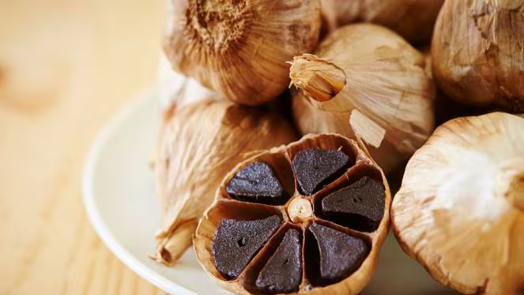 Black Garlic Benefits: काला लहसुन है रामबाण, हार्ट के लिए होता है फायदेमंद