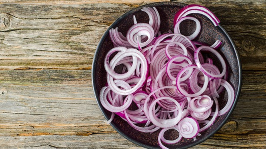 Onion Benefits: कच्चा प्याज खाइये ब्लड प्रेशर की टेंशन भगाइये, जानिये इसके अन्य फायदे 