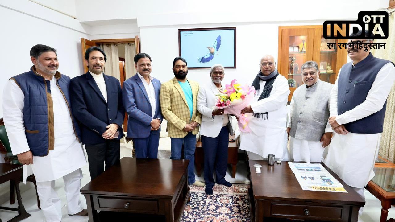 Jharkhand में फिर आए सियासी संकट के बीच कांग्रेस अध्यक्ष मल्लिकार्जुन खरगे से मिले सीएम चंपई सोरेन Jharkhand में फिर आए सियासी संकट के बीच कांग्रेस अध्यक्ष मल्लिकार्जुन खरगे से मिले सीएम चंपई सोरेन