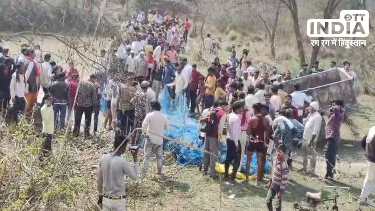 UP के कासगंज में तालाब में श्रद्धालुओं से भरी ट्रैक्टर-ट्रॉली पलटी, 15 की मौत UP के कासगंज में तालाब में श्रद्धालुओं से भरी ट्रैक्टर-ट्रॉली पलटी, 15 की मौत