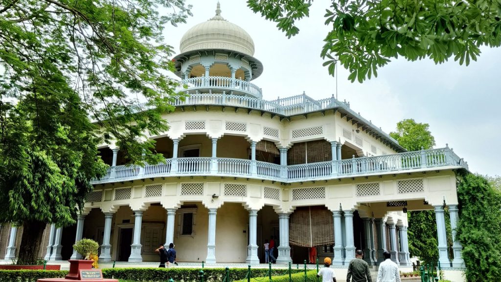 Prayagraj Famous Places: जा रहे हैं माघ मेला स्नान को तो प्रयागराज के इन जगहों को देखना न भूलें   