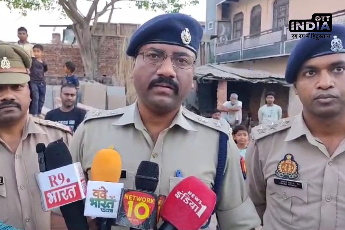 CRIME : आगरा के खेरागढ़ में पति ने पत्नी के प्रेमी की गोली मारकर हत्या की, प्रेमी के साथ रहने से नाराज था पति, भीड़ ने आरोपी को किया पुलिस के हवाले CRIME : आगरा के खेरागढ़ में पति ने पत्नी के प्रेमी की गोली मारकर हत्या की, प्रेमी के साथ रहने से नाराज था पति, भीड़ ने आरोपी को किया पुलिस के हवाले