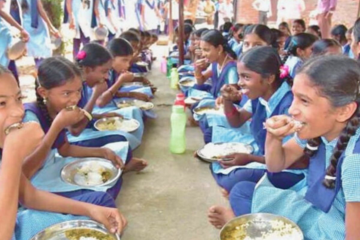 Mid Day Meal Scheme : बच्चों के खाने पर सरकार की सीधी नजर, आठवीं तक के मिड डे मील की जानकारी एप पर करनी होगी अपलोड Mid Day Meal Scheme : बच्चों के खाने पर सरकार की सीधी नजर, आठवीं तक के मिड डे मील की जानकारी एप पर करनी होगी अपलोड