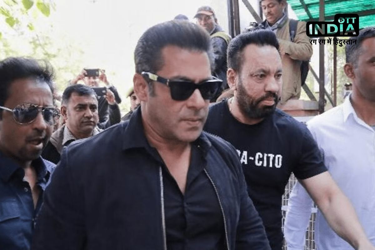 Salman Khan: सलमान खान के घर के बाहर फायरिंग, बाइक से आए शूटर्स ने बरसाईं ताबड़तोड़ गोलियां Salman Khan: सलमान खान के घर के बाहर फायरिंग, बाइक से आए शूटर्स ने बरसाईं ताबड़तोड़ गोलियां