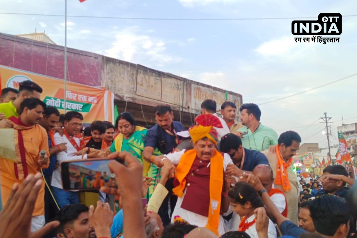 MP News: मुख्यमंत्री मोहन यादव के भाषण के दौरान छतरपुर में मंच टूटा, बाल-बाल गिरने से बचे MP News: मुख्यमंत्री मोहन यादव के भाषण के दौरान छतरपुर में मंच टूटा, बाल-बाल गिरने से बचे