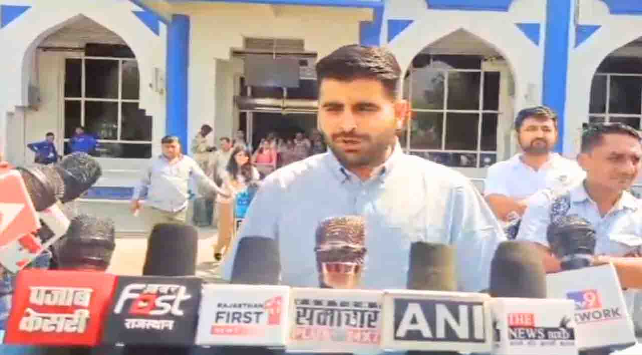 Ravindra Singh Bhati: चार दिनों के प्रवास के बाद रविंद्र सिंह भाटी पहुंचे जोधपुर, कहा- फैसला बाड़मेर की जनता करेगी Ravindra Singh Bhati: चार दिनों के प्रवास के बाद रविंद्र सिंह भाटी पहुंचे जोधपुर, कहा- फैसला बाड़मेर की जनता करेगी