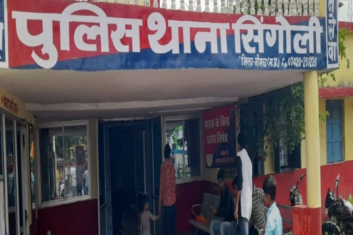 Neemuch News: ब्राह्मणी नदी में मानव कंकाल मिलने से सनसनी, पास ही महिलाओं और बच्चों के कपड़े बरामद Neemuch News: ब्राह्मणी नदी में मानव कंकाल मिलने से सनसनी, पास ही महिलाओं और बच्चों के कपड़े बरामद