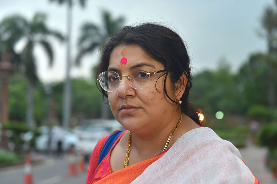 BJP Leader Locket Chatterjee | Meeting of BJP state committee in presence of central leaders but Locket Chatterjee is absent dgtl - Anandabazar