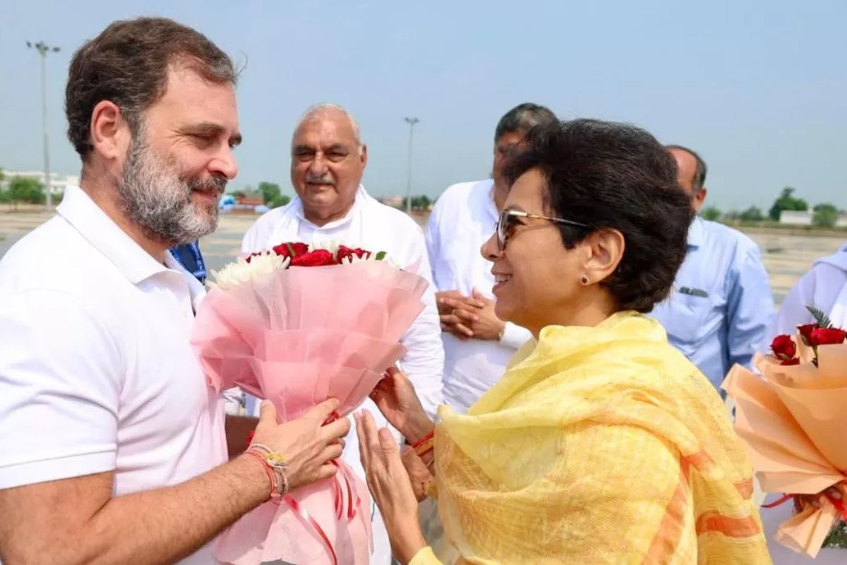 हरियाणा चुनाव: हुड्डा के साथ मंच साझा किया लेकिन सैलजा का उनके लिए तेवर ‘जस के तस’ हरियाणा चुनाव: हुड्डा के साथ मंच साझा किया लेकिन सैलजा का उनके लिए तेवर ‘जस के तस’