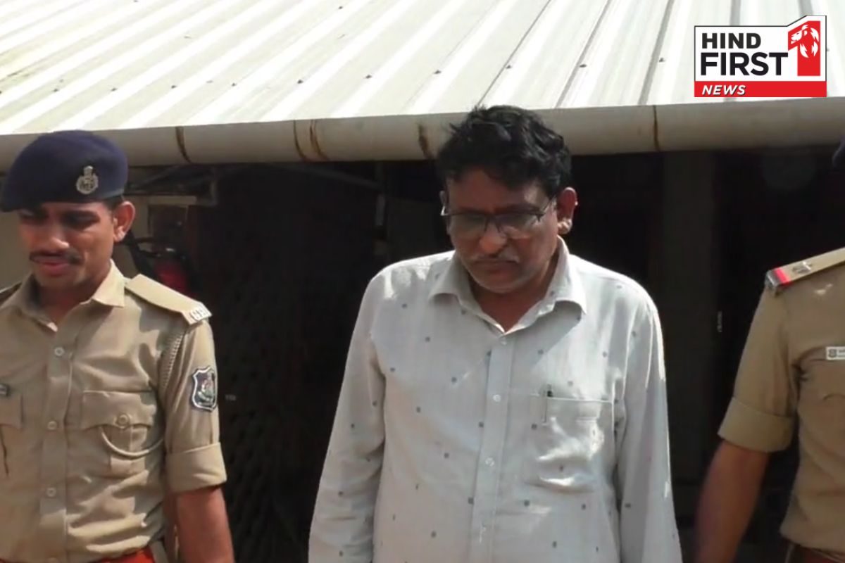 गुजरात: सूरत में आश्रम शाला में छात्राओं से छेड़छाड़, पकड़ा गया गंदी हरकत करने वाला आरोपी प्रिंसिपल गुजरात: सूरत में आश्रम शाला में छात्राओं से छेड़छाड़, पकड़ा गया गंदी हरकत करने वाला आरोपी प्रिंसिपल