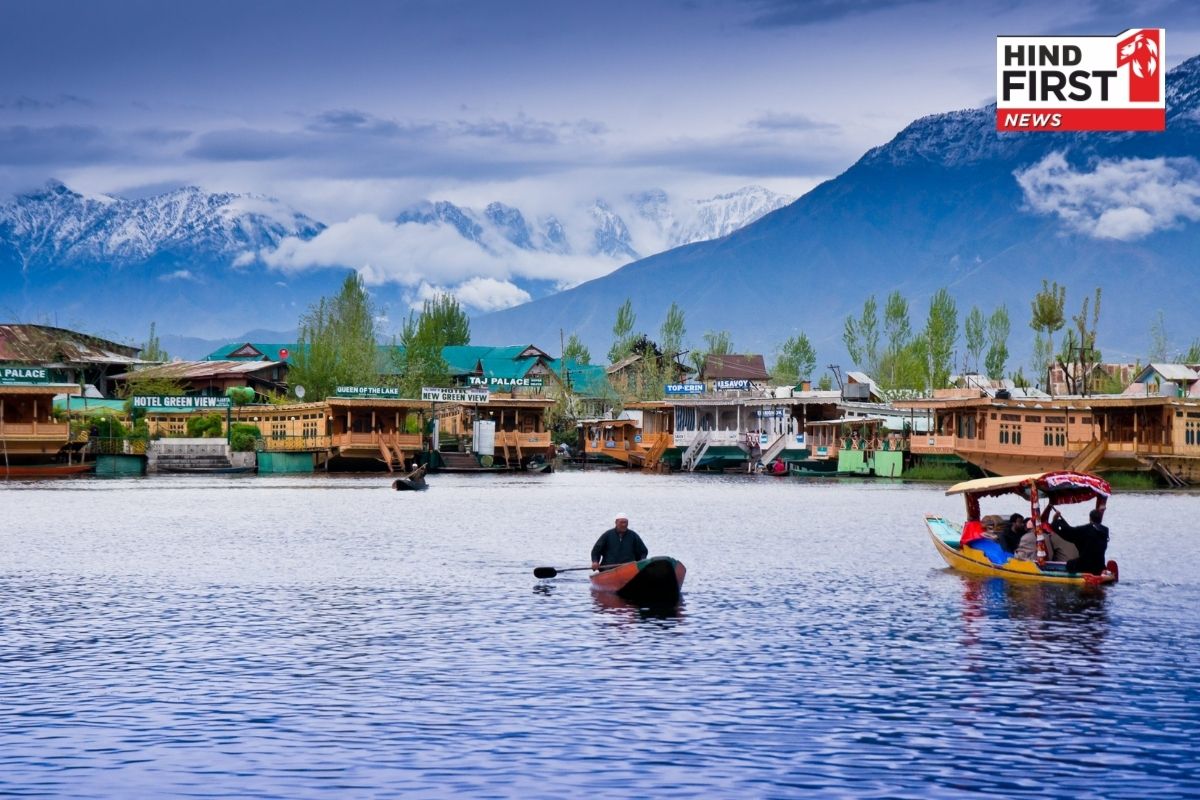 Uber से अब सिर्फ टैक्सी ही नहीं, बुक करें कश्मीर के डल झील में ‘शिकारा राइड’ Uber से अब सिर्फ टैक्सी ही नहीं, बुक करें कश्मीर के डल झील में ‘शिकारा राइड’