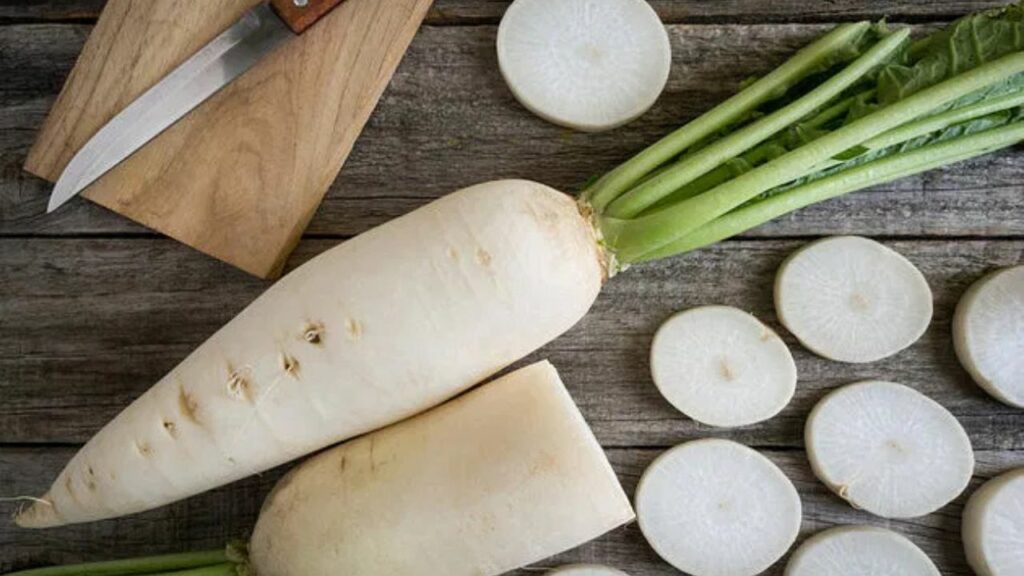Radish Benefits: सर्दियों में रोज खाएं मूली, शरीर रहेगा गर्म और ब्लड सर्कुलेशन को मिलेगा बढ़ावा   