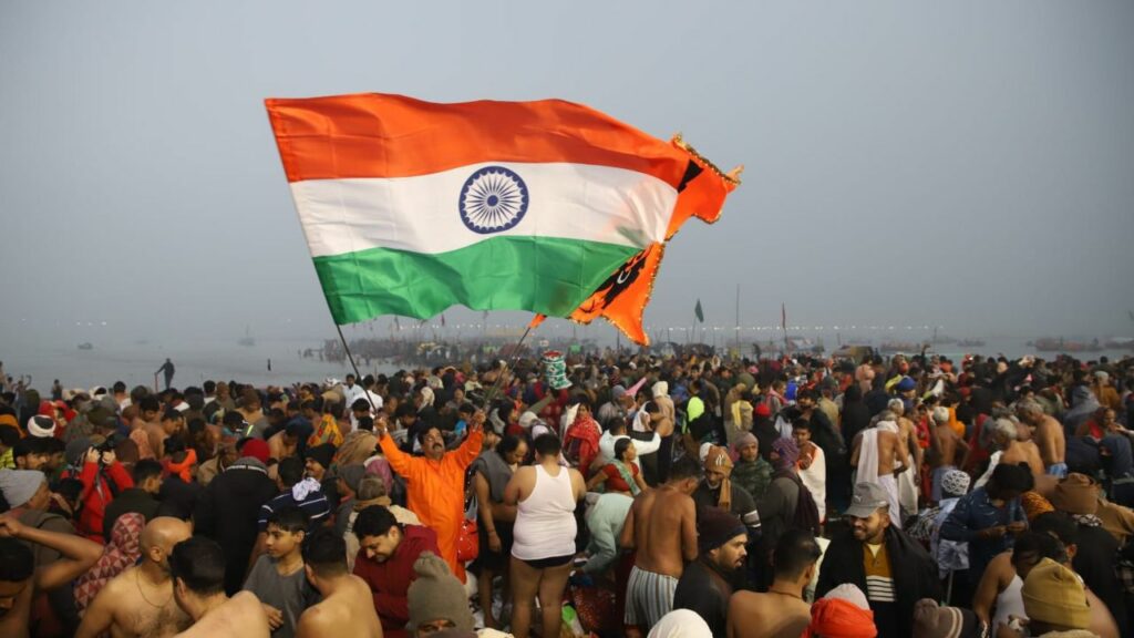 Mahakumbh 2025: 'हर हर गंगे' के नारे के साथ महाकुंभ में लाखों श्रद्धालुओं ने लगाई पवित्र डुबकी