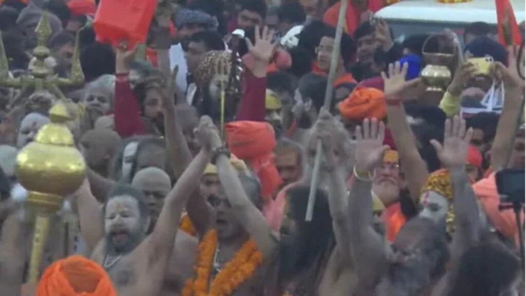 Mahakumbh 2025 Amrit Snan: मकर संक्रांति पर महाकुंभ का पहला अमृत स्नान आज, अखाड़ों के संत लगा रहे हैं डुबकी