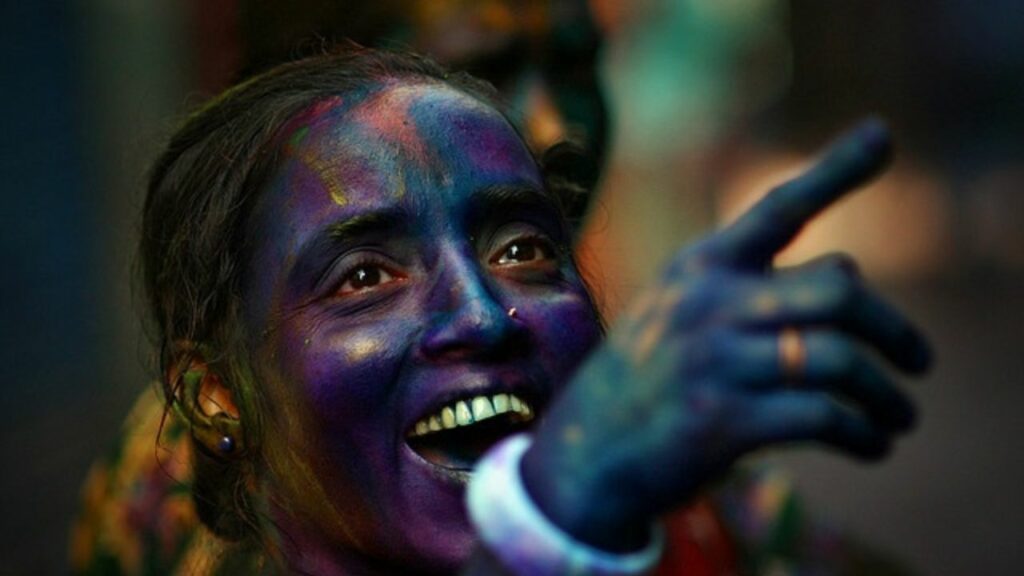 Holi Colors Removal: होली खेलने के बाद कैसे छुड़ाएं रंगों को? यहां देखें स्टेप बाई स्टेप प्रक्रिया