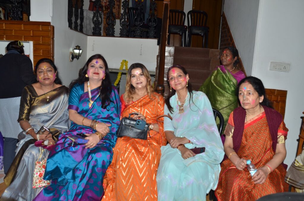 Holi Milan: लखनऊ में हुआ होली मिलन का आयोजन, राजधानी की महिलाओं ने बढ़-चढ़ कर लिया भाग   