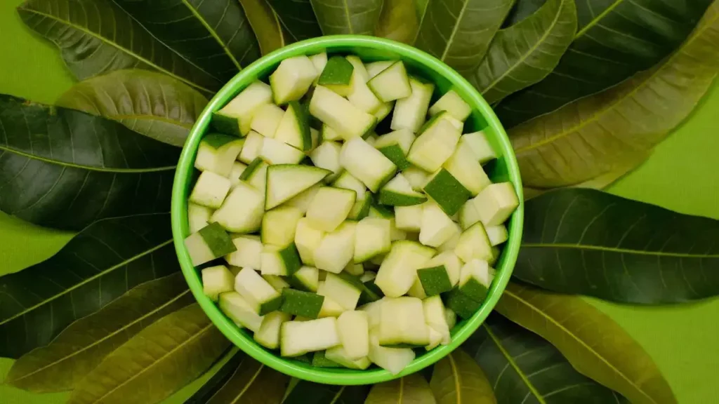 Raw Mango Benefits: गर्मियों में कच्चा आम नहीं है किसी वरदान से कम, जानिए इसके पांच फायदे