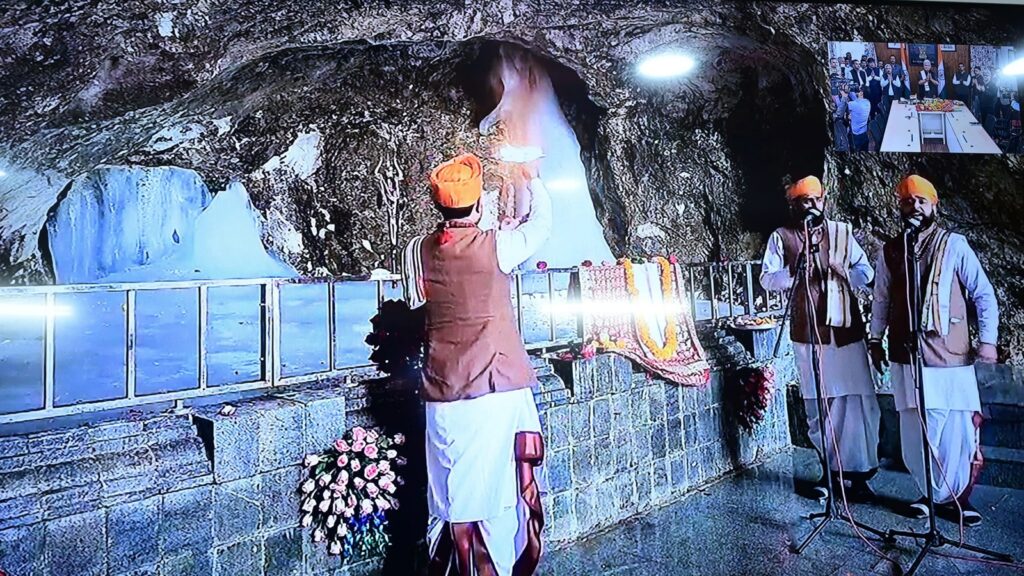 Amarnath Yatra 2025: अमरनाथ यात्रा के लिए रजिस्ट्रेशन शुरू, जानें पहाड़ों पर स्थित इस तीर्थस्थल का इतिहास  