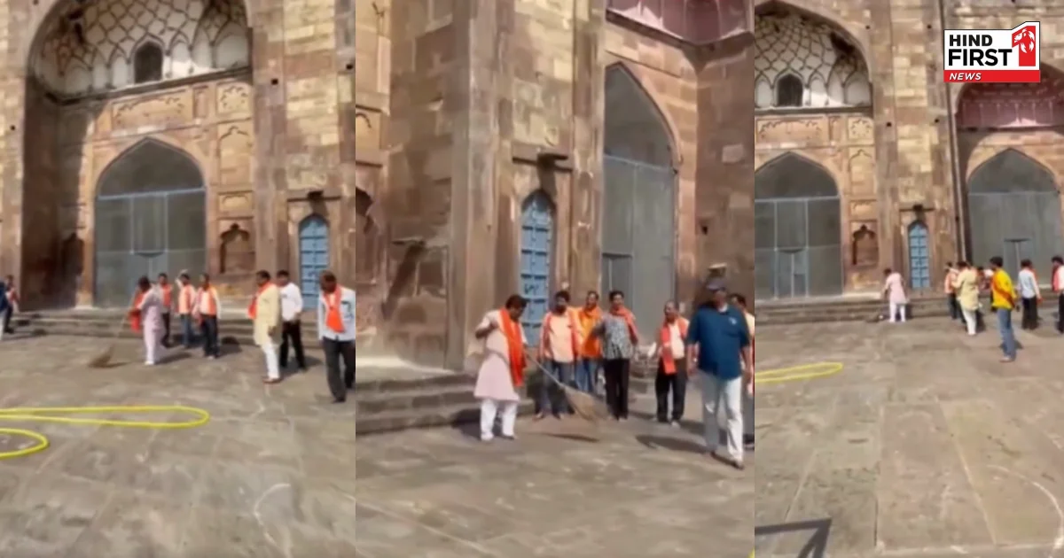 भाजपा विधायक ने वाराणसी की धरहरा मस्जिद में लगाई झाड़ू, लगाए ‘मोदी-योगी जिंदाबाद’ के नारे भाजपा विधायक ने वाराणसी की धरहरा मस्जिद में लगाई झाड़ू, लगाए ‘मोदी-योगी जिंदाबाद’ के नारे