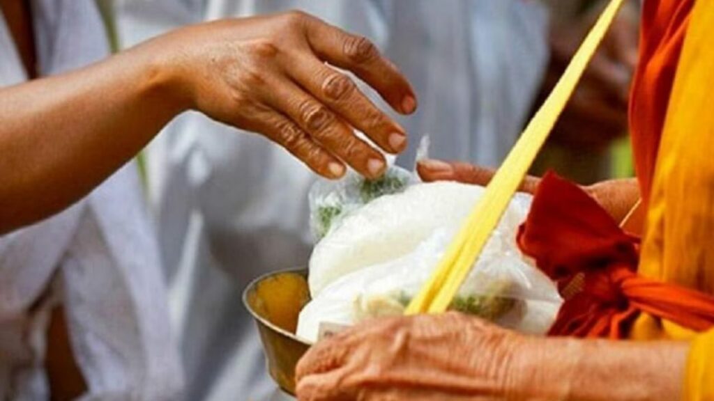 Akshaya Tritiya 2025: अक्षय तृतीया पर इन चीज़ों का दान लाएगा सौभाग्य, जानें विस्तार से   