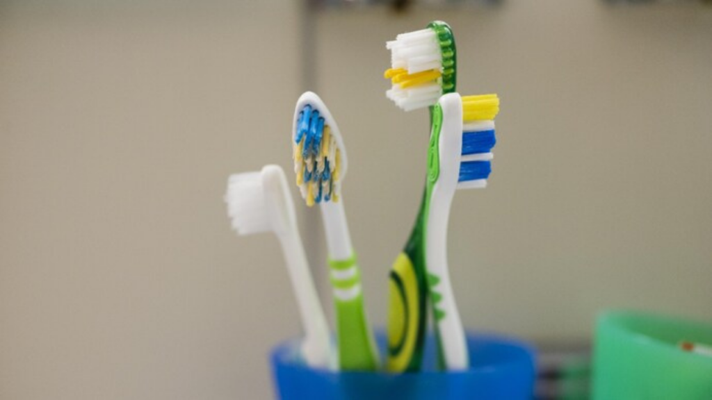 Toothbrush Side Effects: बीमारी से ठीक होने के बाद तुरंत बदल दें अपना टूथब्रश, जानिए इसका कारण   