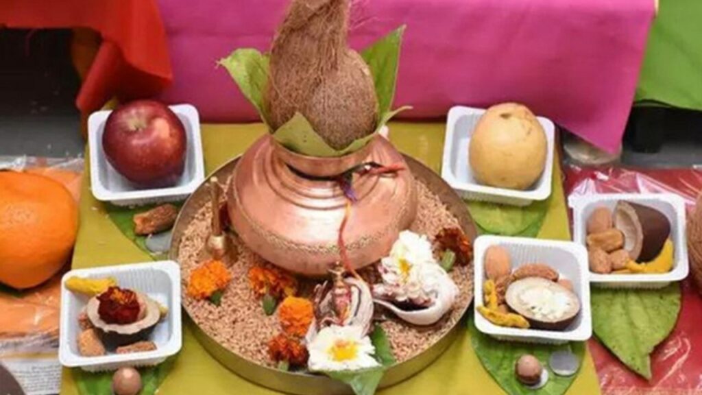 Akshaya Tritiya 2025: अक्षय तृतीया आज, इस विधि से करें मां लक्ष्मी और कुबेर की पूजा