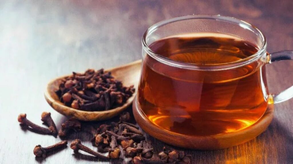 Clove Tea Benefits: गर्मियों में भी लौंग वाली चाय का नहीं है कोई जवाब, जानें इसके फायदे   