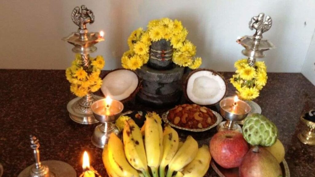 Pradosh Vrat 2025: मई के पहले प्रदोष व्रत में शिवलिंग पर जरूर चढ़ाएं ये चीज़, दूर होगी गरीबी