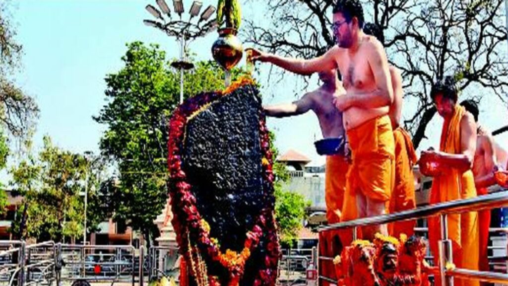   Shani Shingnapur Temple: शनि शिंगणापुर मंदिर में स्वयं शनि देव हैं रक्षक, जानिए इसका गौरवपूर्ण इतिहास 