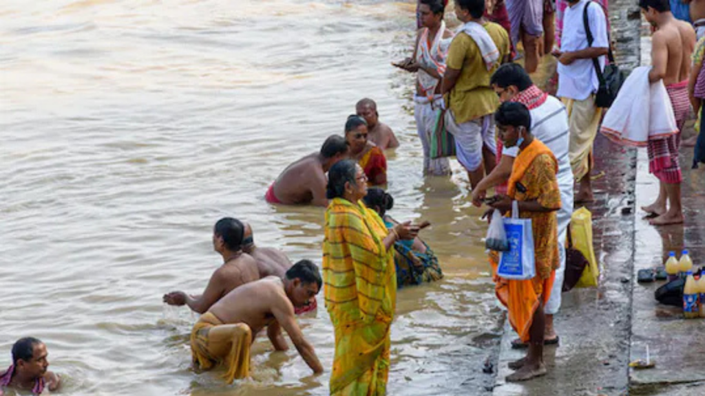 Somvati Amavasya 2025: पितृ दोष से मुक्ति के लिए सबसे उत्तम दिन है सोमवती अमावस्या, इन मन्त्रों का करें जाप   