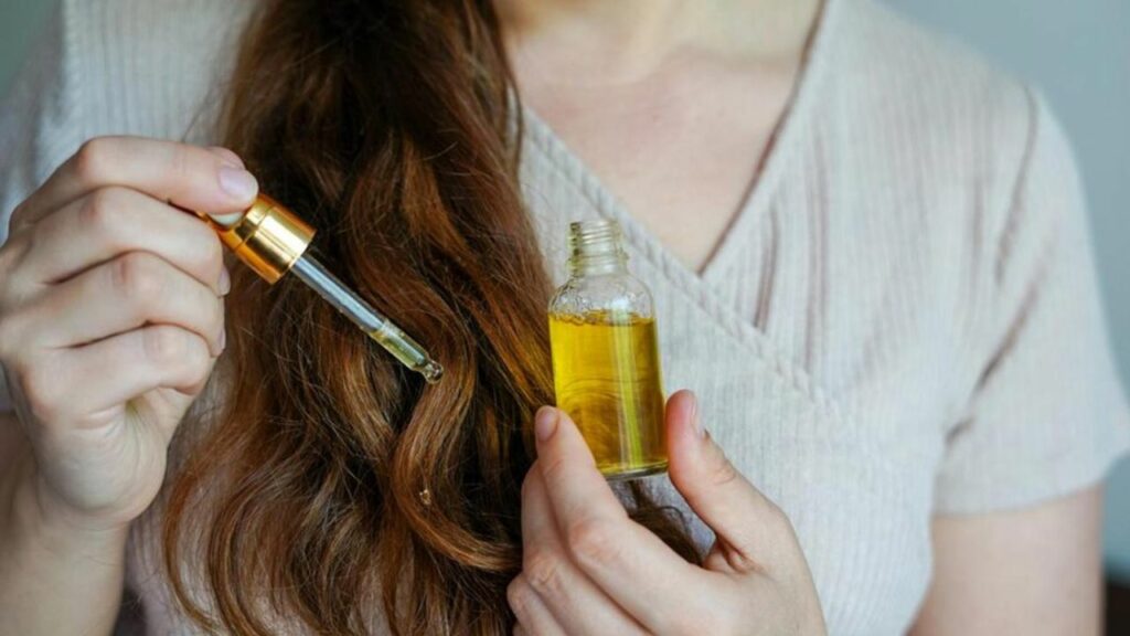 Paam Oil Benefits: दिमाग तेज़ करना है तो बालों में लगाएं ताड़ का तेल, जानिए इस्तेमाल करने की विधि