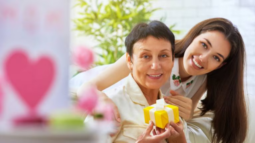 Mother's Day 2025: कल है मदर्स डे, इन पांच उपहारों को देकर जीतें अपनी मां का दिल