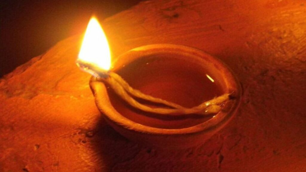  Ravivar ke Upay: रविवार को सूर्य देव के अर्घ्य में जरूर डालें ये 5 चीजें, होगी हर मनोकामना पूर्ण 