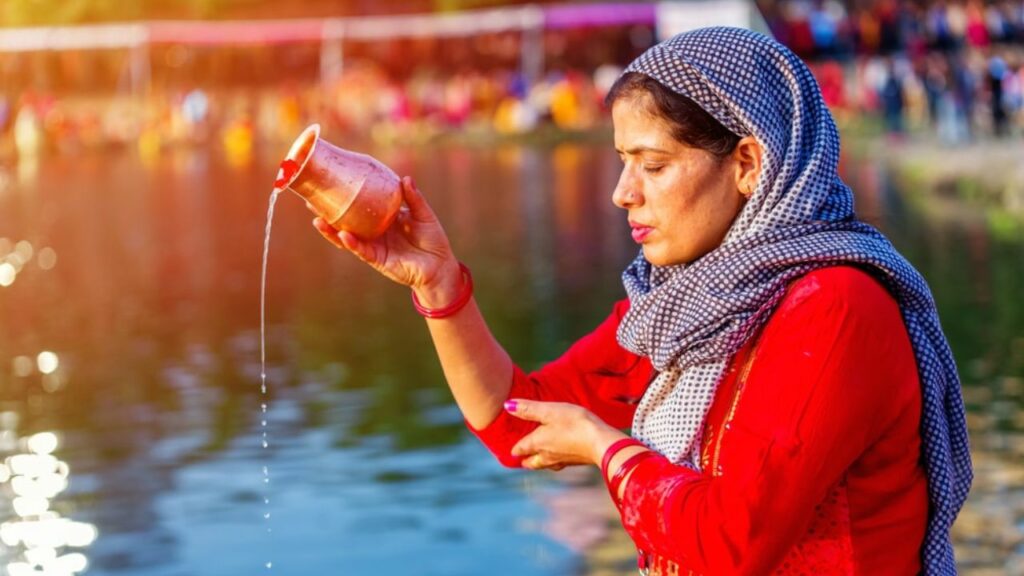 Surya Arghya: इस समय नहीं चढ़ाना चाहिए सूर्य देव को जल, लाभ की जगह हो जाएगी हानि