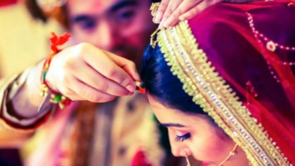   Hindu mythology: सुहाग की निशानी 'सिंदूर' सौभाग्य का है वरदान, जानिए इससे जुड़ी  धार्मिक मान्यताएं   