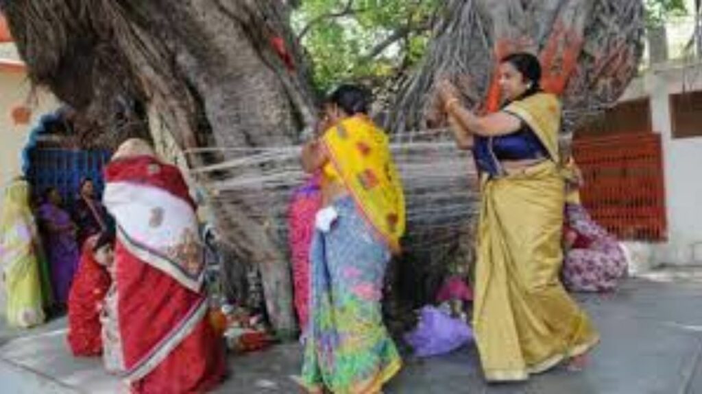     Vat Savitri Vrat 2025: वट सावित्री पूजा किन 5 चीजों के बिना है अधूरी, आप भी जान लीजिए 