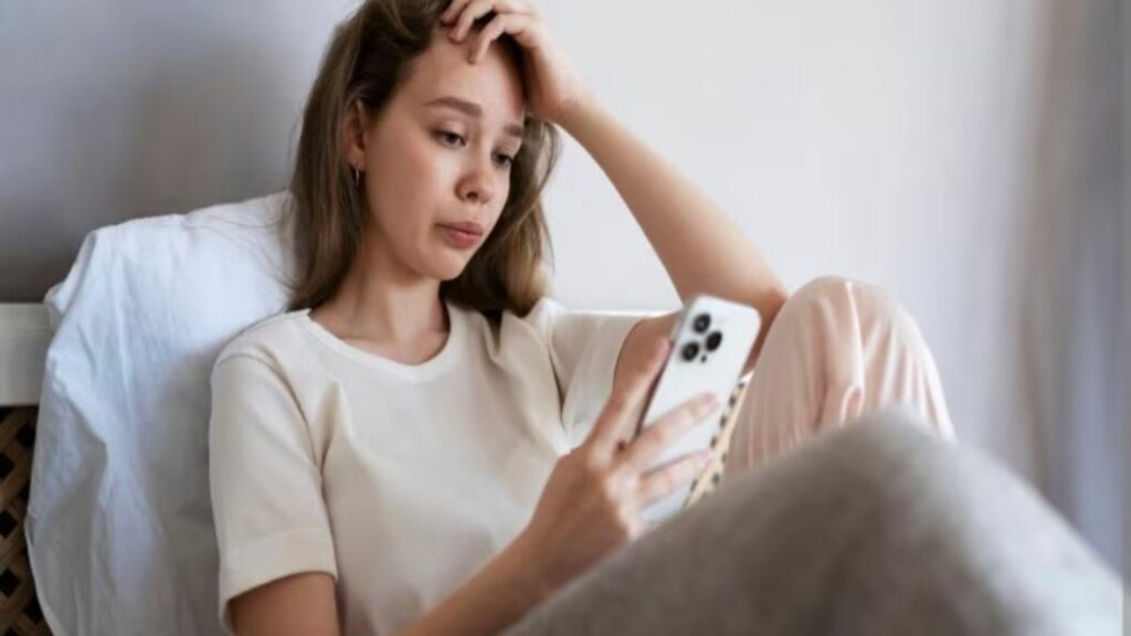 Phone Side effects: सावधान! ज्यादा देर तक फ़ोन के इस्तेमाल से रीढ़ की हड्डी होती है कमजोर