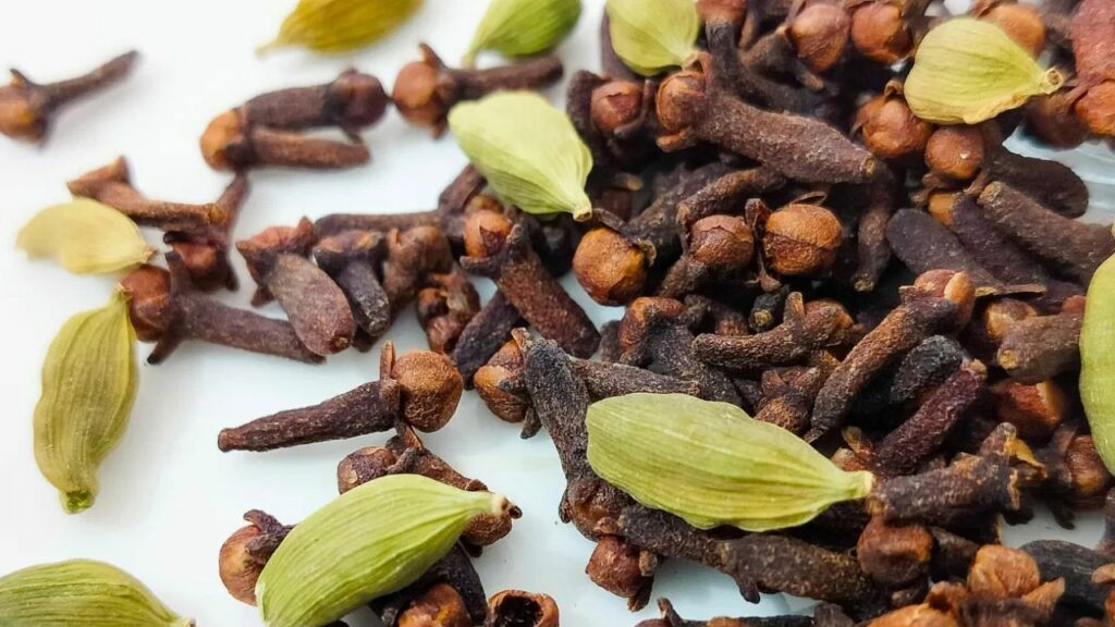   Bad breath remedies: मुंह की बदबू से हैं परेशान तो अपनाए ये 5 असरदार घरेलू उपाय 