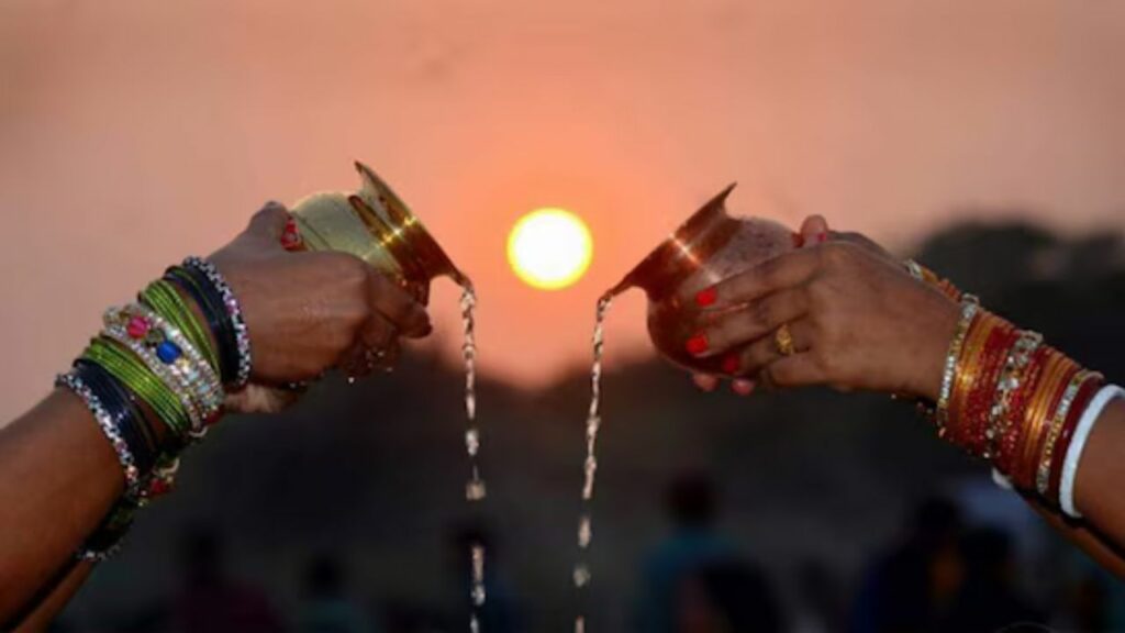  Ravivar ke Upay: रविवार को सूर्य देव के अर्घ्य में जरूर डालें ये 5 चीजें, होगी हर मनोकामना पूर्ण 