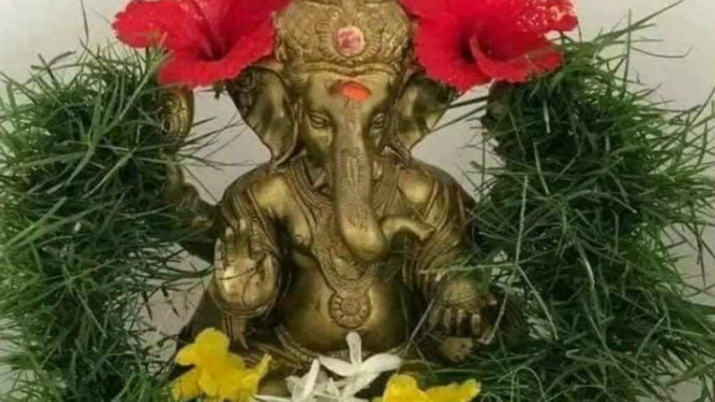   Budhwaar Ke Upaay: आज भगवान गणेश को जरूर चढ़ाएं ये चीज , पूर्ण होगी मनोकामना 