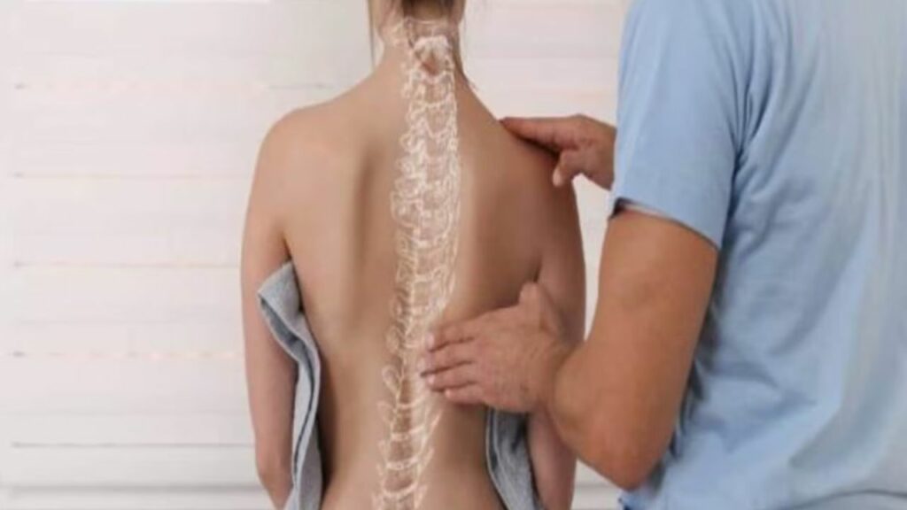 Phone Side effects: सावधान! ज्यादा देर तक फ़ोन के इस्तेमाल से रीढ़ की हड्डी होती है कमजोर