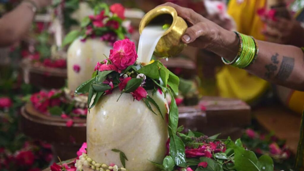 Mahadev Pujan: शिवलिंग पर किस दिशा से चढ़ाना चाहिए जल? जानिए इसके पीछे का आध्यत्मिक कारण