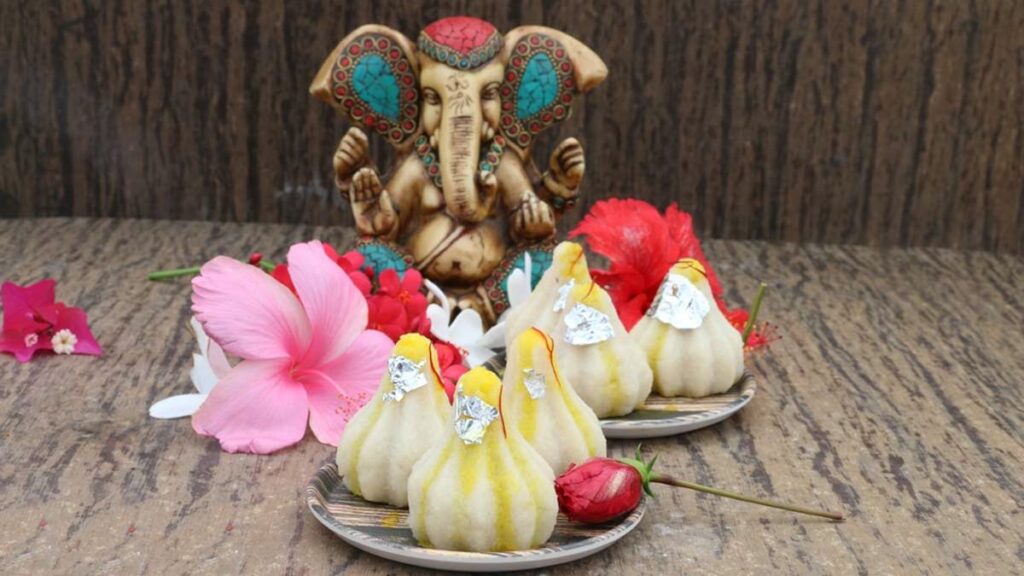 Vinayak Chaturthi 2025: आज है विनायक चतुर्थी, गणेश जी को लगाएं इन चीजों का भोग  