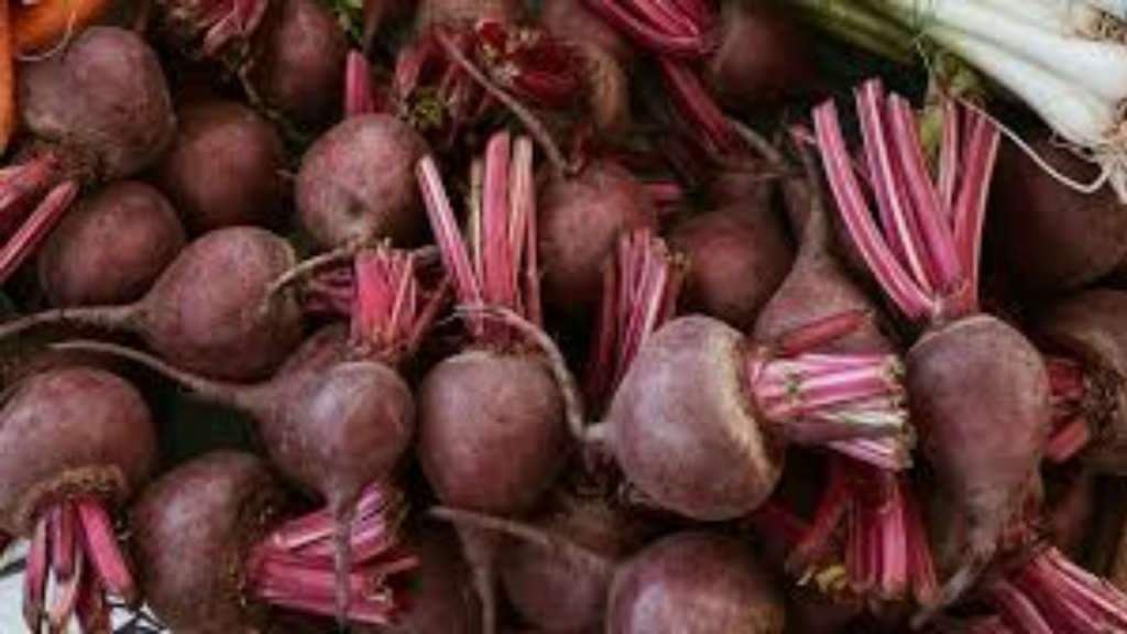 Beetroot Benefits: चुकंदर से रंगे अपने बालों को, जानें इस नेचुरल डाई को यूज़ करने का तरीका   