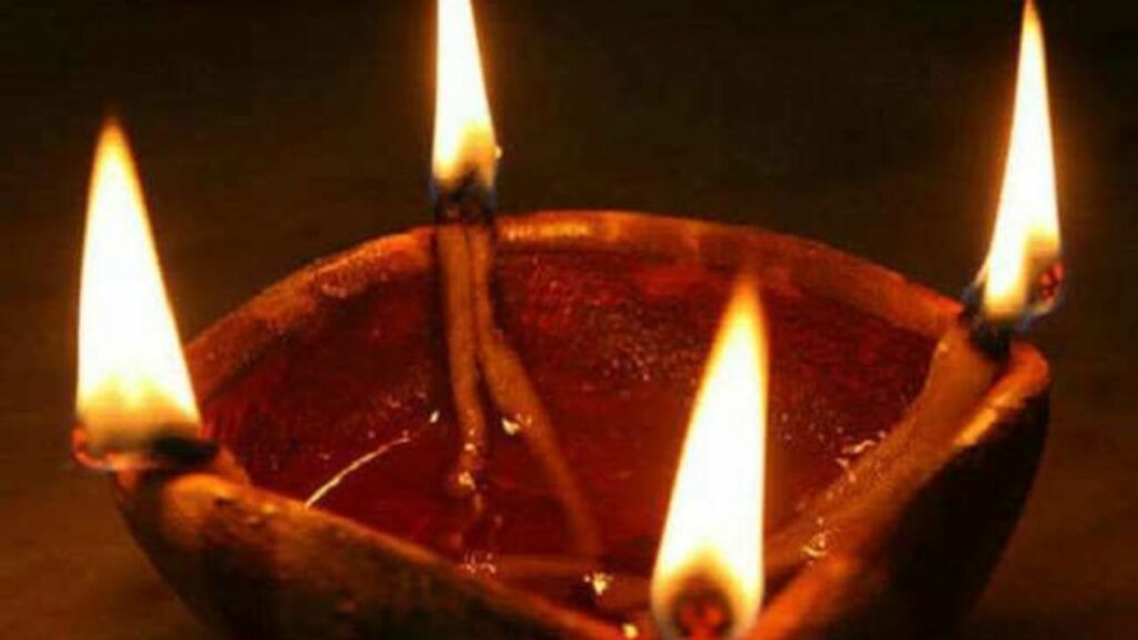     Hanuman ji ki puja: हनुमान जी के सामने ऐसे जलाएं चौमुखी दीपक, पूरी होगी मनोकामना 