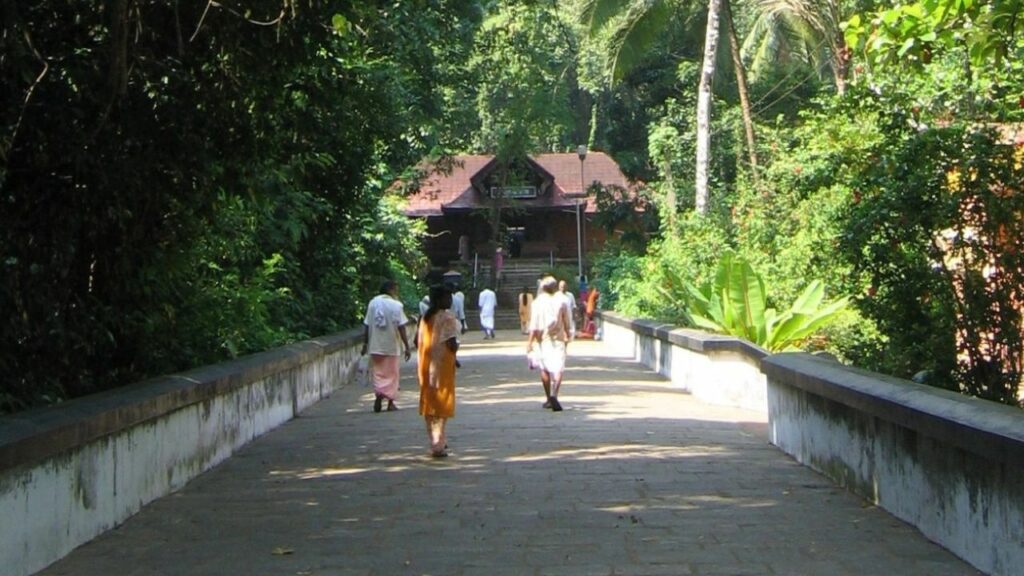     Akkare Kottiyoor Temple: केरल के इस मंदिर में त्रिदेव की शक्तियां  होती हैं  एकत्रित