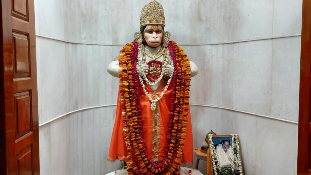     Tuesday Remedies: मंगलवार के दिन चुपके से मंदिर में रख दें ये चीज, दूर होगी हर बला 